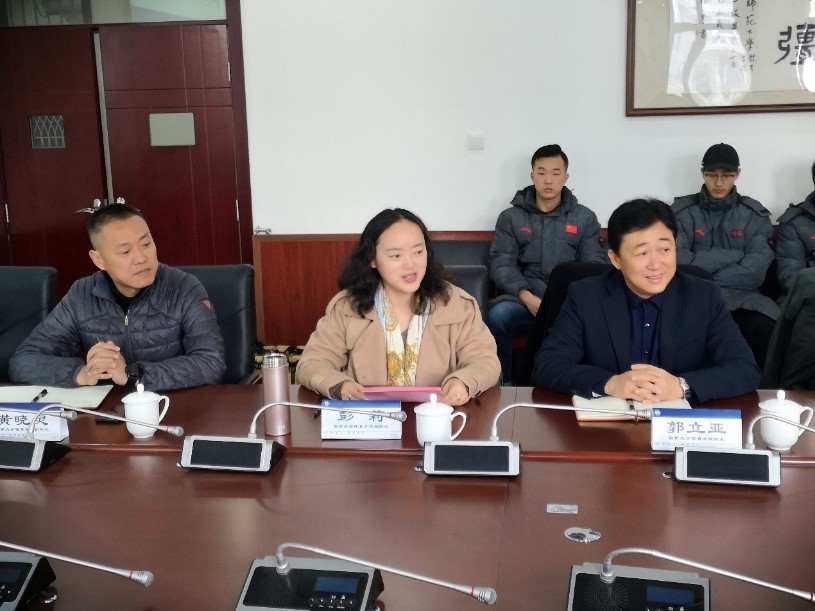 1.体育学院副院长彭莉教授主持座谈会.jpg